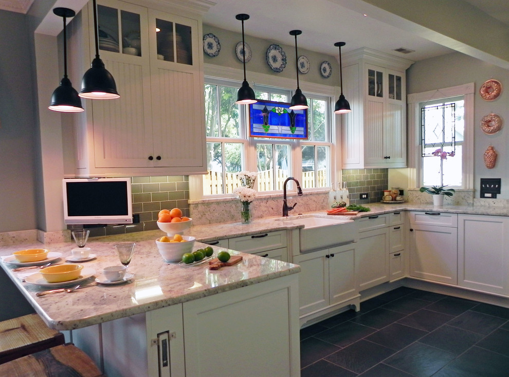 Exempel på ett mellanstort lantligt kök, med en rustik diskho, skåp i shakerstil, vita skåp, marmorbänkskiva, grått stänkskydd, stänkskydd i tunnelbanekakel, rostfria vitvaror och skiffergolv
