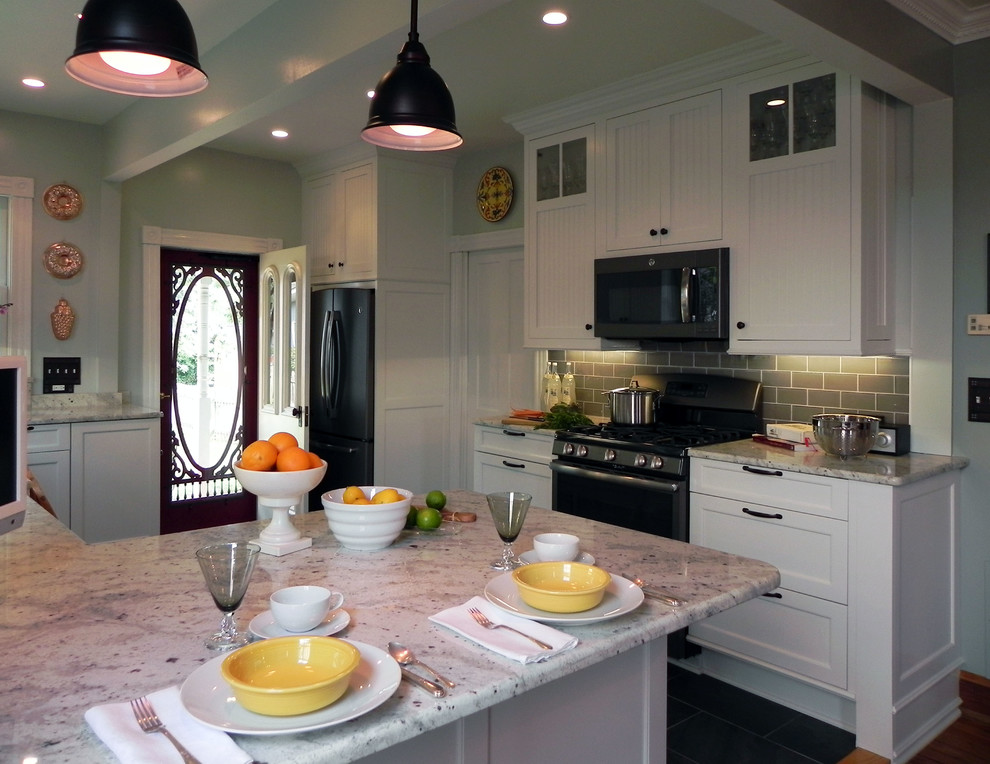 Foto på ett mellanstort lantligt kök, med en rustik diskho, skåp i shakerstil, vita skåp, marmorbänkskiva, grått stänkskydd, stänkskydd i tunnelbanekakel, rostfria vitvaror och skiffergolv