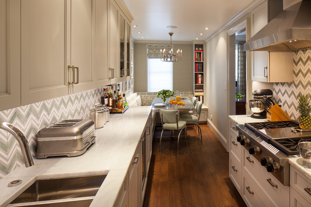 Exempel på ett mellanstort klassiskt kök, med en undermonterad diskho, skåp i shakerstil, grå skåp, marmorbänkskiva, grönt stänkskydd, stänkskydd i mosaik, integrerade vitvaror och mörkt trägolv