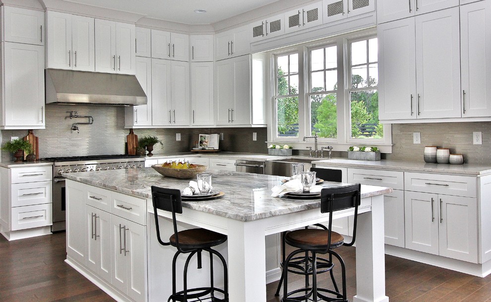 Foto de cocinas en L tradicional renovada con fregadero sobremueble, armarios estilo shaker, puertas de armario blancas, salpicadero verde, electrodomésticos de acero inoxidable, suelo de madera en tonos medios, una isla, suelo marrón y encimeras grises