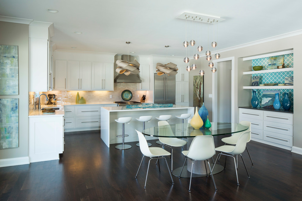 Foto di una cucina abitabile design di medie dimensioni con ante bianche, paraspruzzi beige, paraspruzzi con piastrelle diamantate e ante in stile shaker