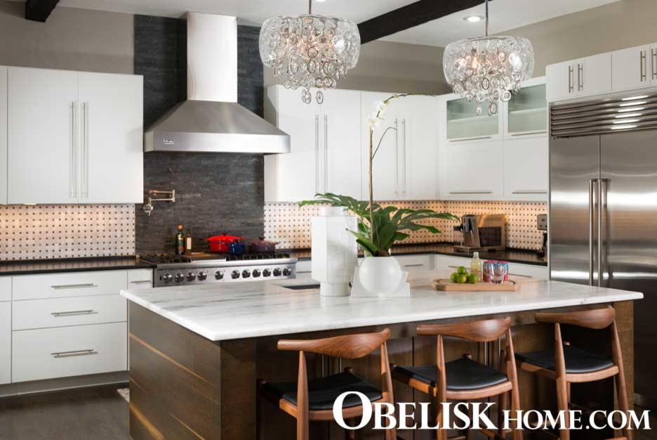 Exempel på ett stort eklektiskt kök, med marmorbänkskiva, flerfärgad stänkskydd, stänkskydd i stenkakel, rostfria vitvaror, mellanmörkt trägolv, en köksö, en undermonterad diskho, släta luckor och vita skåp