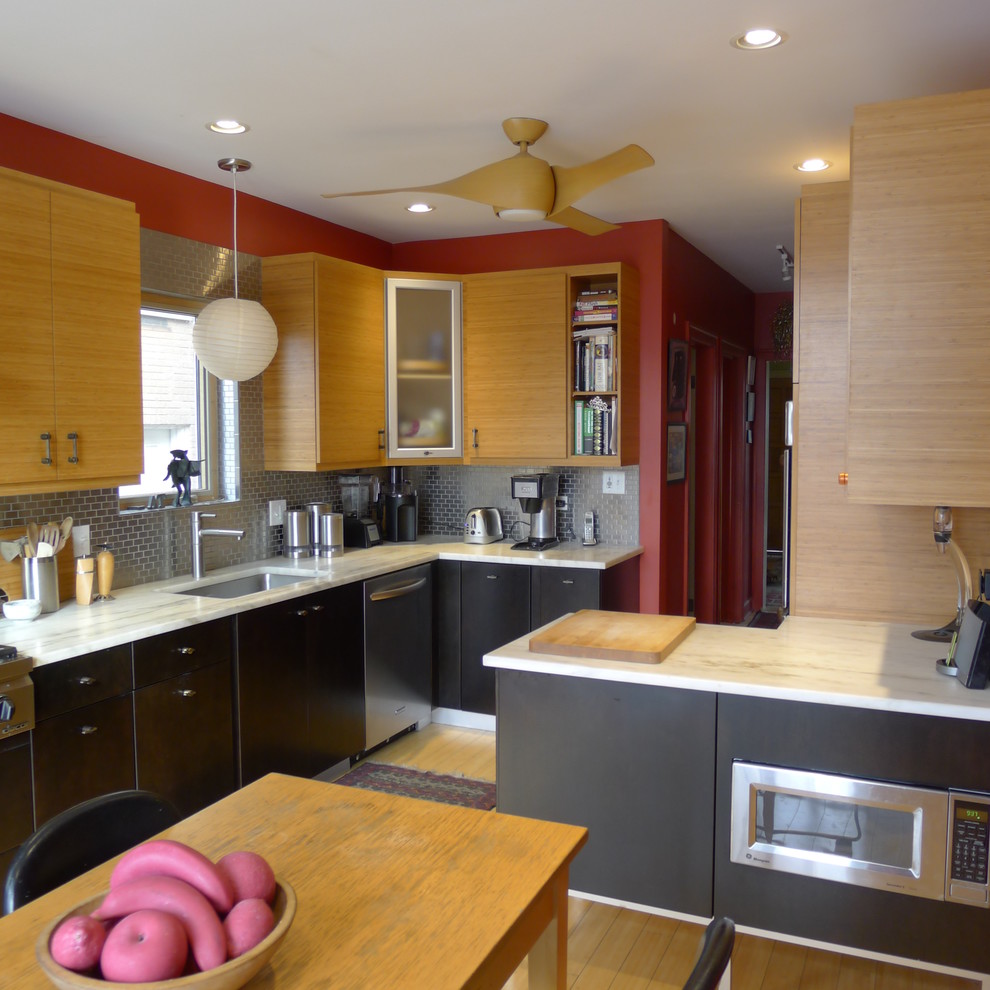 Источник вдохновения для домашнего уюта: кухня в современном стиле с обеденным столом, врезной мойкой, плоскими фасадами, фасадами цвета дерева среднего тона, фартуком цвета металлик и фартуком из металлической плитки