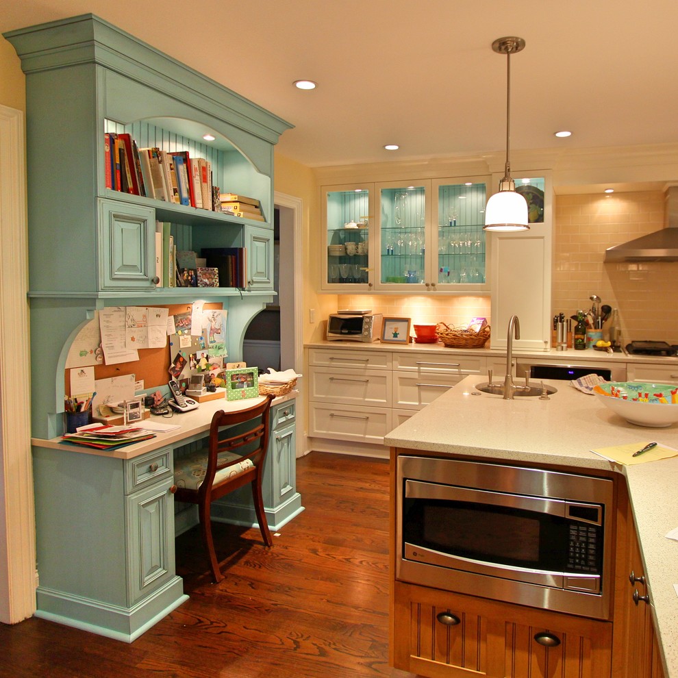 Exempel på ett avskilt, stort eklektiskt u-kök, med en undermonterad diskho, skåp i shakerstil, vita skåp, bänkskiva i kvarts, vitt stänkskydd, stänkskydd i keramik, rostfria vitvaror, mörkt trägolv, flera köksöar och brunt golv