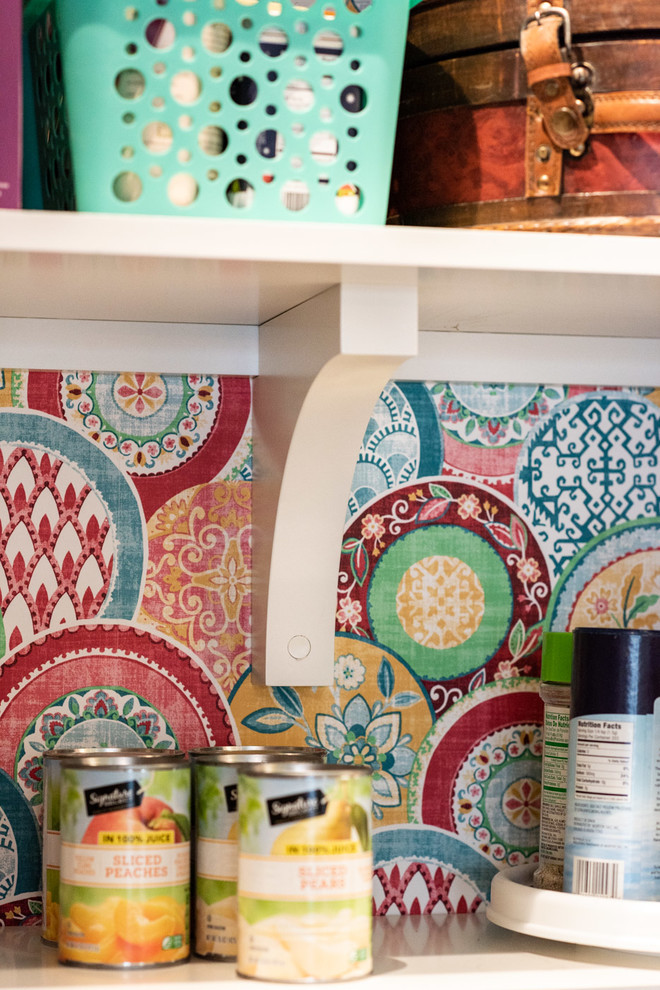 サンルイスオビスポにある広いエクレクティックスタイルのおしゃれなキッチン (シェーカースタイル扉のキャビネット、白いキャビネット、磁器タイルの床、マルチカラーの床) の写真