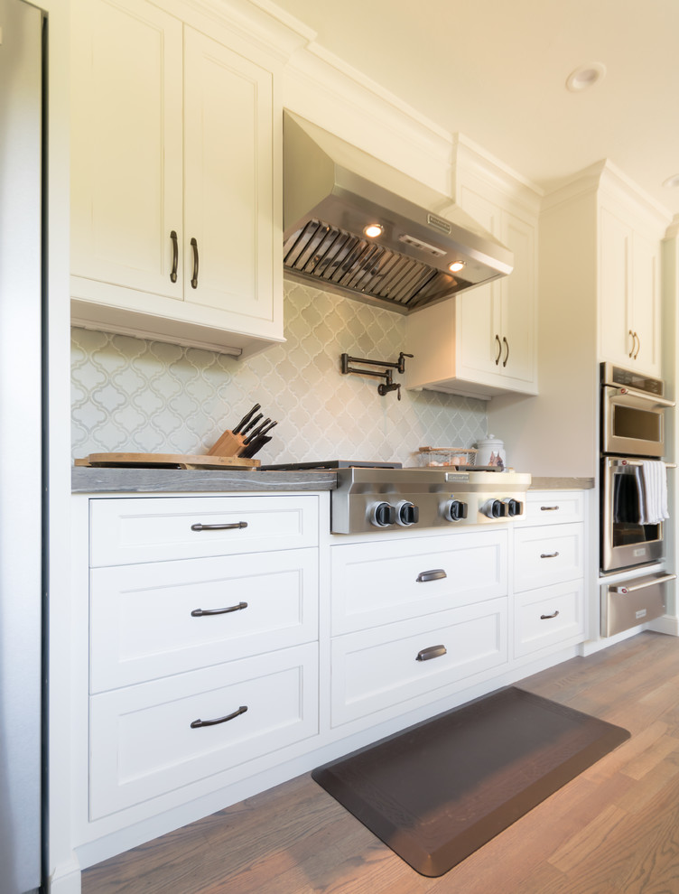Zweizeilige, Mittelgroße Stilmix Küche mit Schrankfronten mit vertiefter Füllung und weißen Schränken in San Francisco