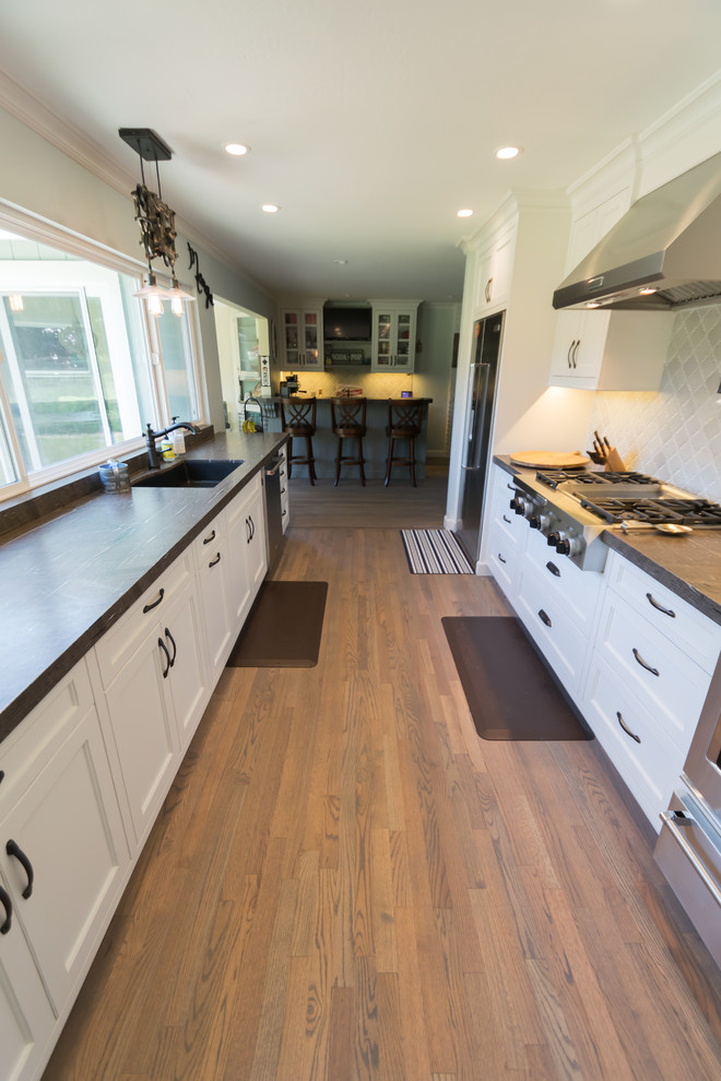 Стильный дизайн: параллельная кухня среднего размера в стиле фьюжн с фасадами с утопленной филенкой и белыми фасадами - последний тренд