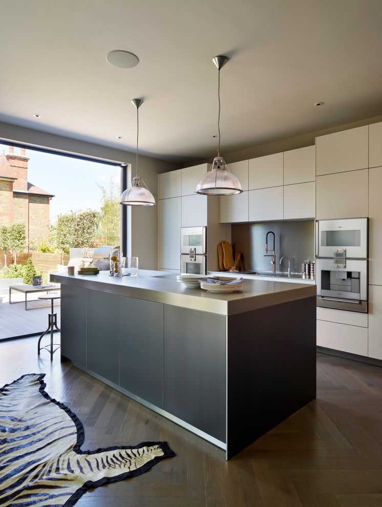 Inspiration for a contemporary kitchen remodel in Cheshire