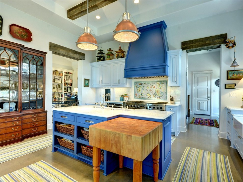 Eklektisk inredning av ett stort vit vitt kök, med en rustik diskho, luckor med upphöjd panel, blå skåp, rostfria vitvaror, betonggolv, grått golv, marmorbänkskiva, flerfärgad stänkskydd, stänkskydd i mosaik och flera köksöar