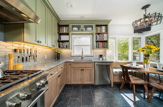 eclectic green and gray washed alder kitchen - Klassisch modern - Küche