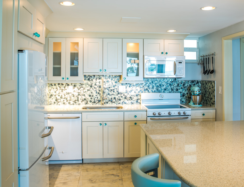 Eklektisk inredning av ett avskilt, litet l-kök, med en undermonterad diskho, skåp i shakerstil, vita skåp, bänkskiva i kvarts, flerfärgad stänkskydd, stänkskydd i glaskakel, vita vitvaror, marmorgolv, en köksö och grått golv
