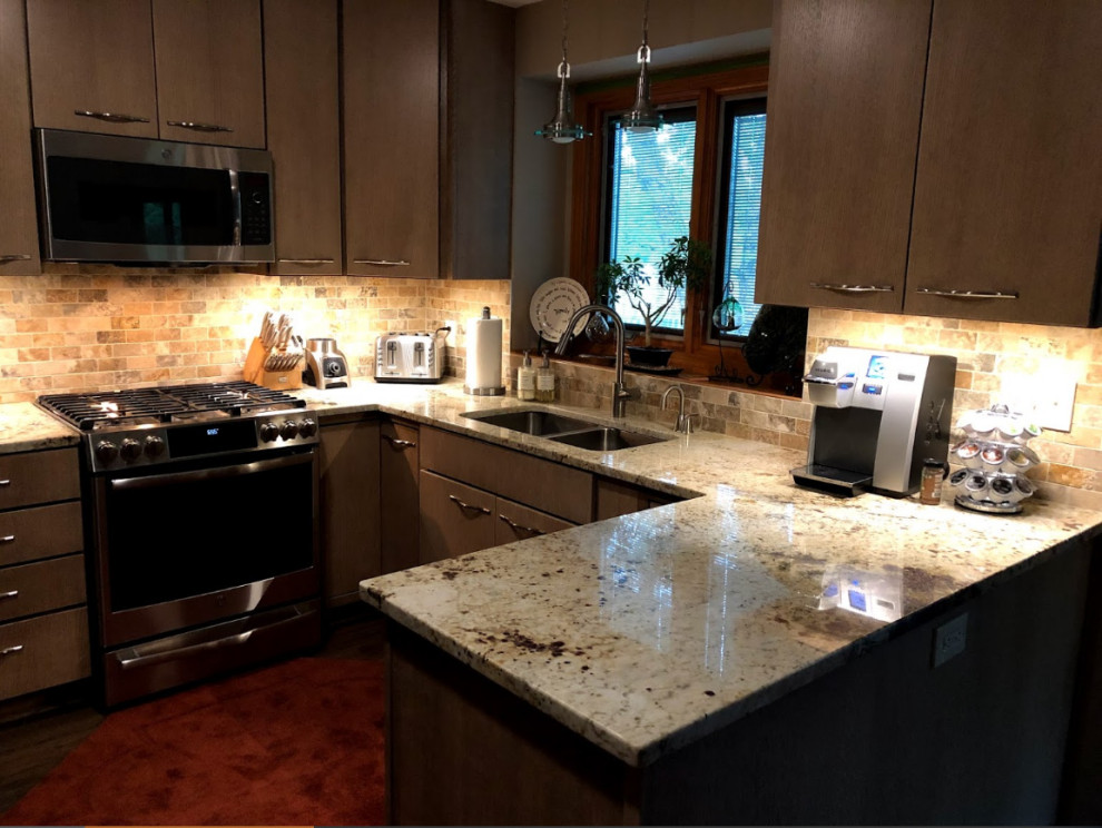 Idéer för ett mellanstort eklektiskt flerfärgad kök, med en undermonterad diskho, släta luckor, skåp i ljust trä, granitbänkskiva, flerfärgad stänkskydd, stänkskydd i stenkakel, rostfria vitvaror, laminatgolv, en halv köksö och brunt golv