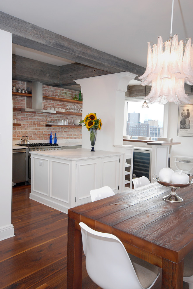 Bild på ett eklektiskt kök och matrum, med öppna hyllor och rostfria vitvaror