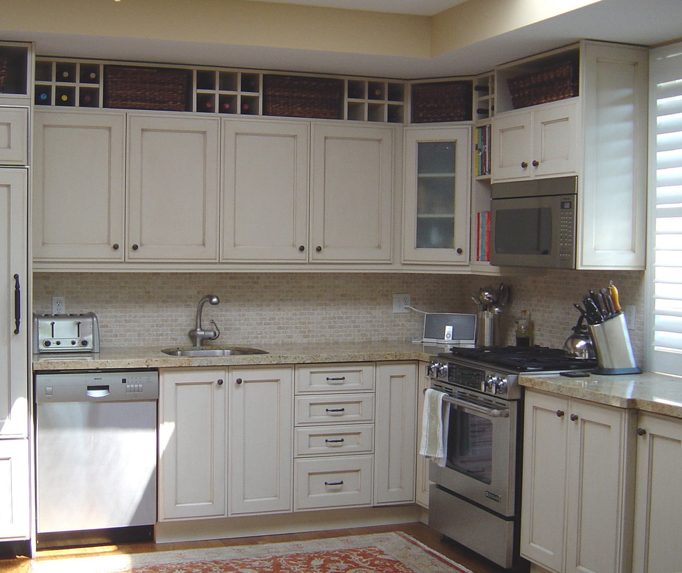 Example of an eclectic kitchen design in Toronto