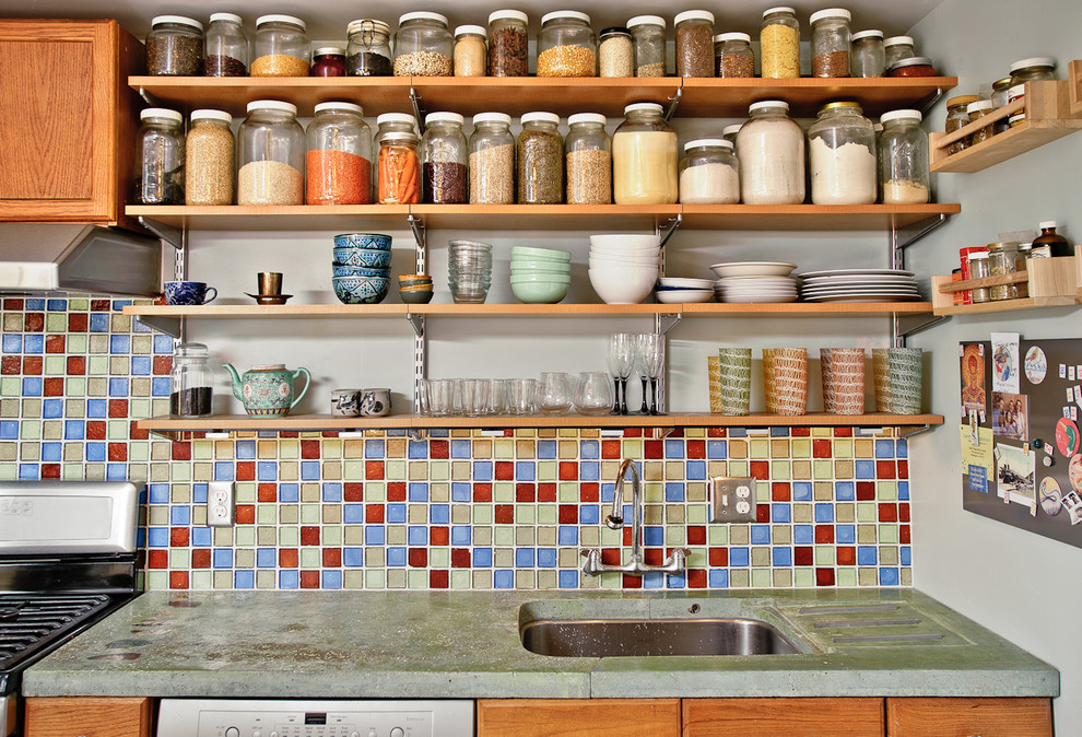 На фото: кухня в стиле фьюжн с фасадами цвета дерева среднего тона, столешницей из бетона и разноцветным фартуком