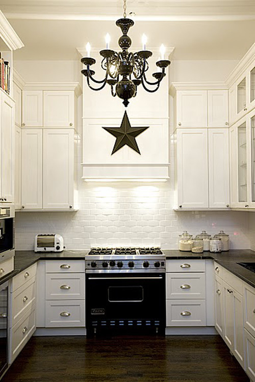 Пример оригинального дизайна: п-образная, отдельная кухня в стиле фьюжн с фасадами в стиле шейкер, белыми фасадами, столешницей из талькохлорита, белым фартуком, фартуком из плитки кабанчик и черной техникой