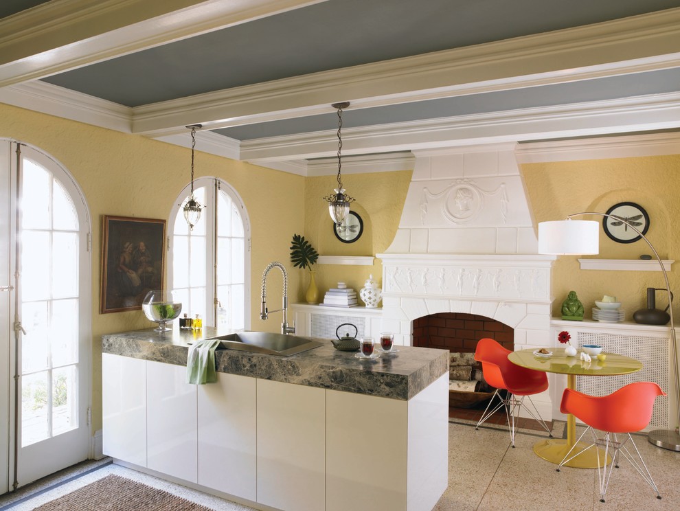 Стильный дизайн: кухня в стиле фьюжн с накладной мойкой и столешницей из ламината - последний тренд
