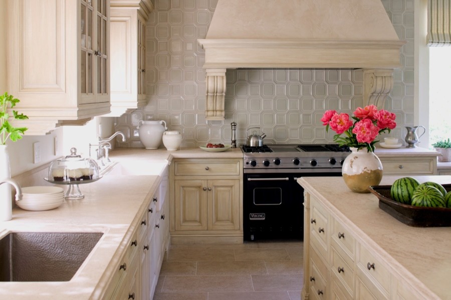Foto de cocina ecléctica con encimera de piedra caliza, salpicadero gris y salpicadero de azulejos de cerámica