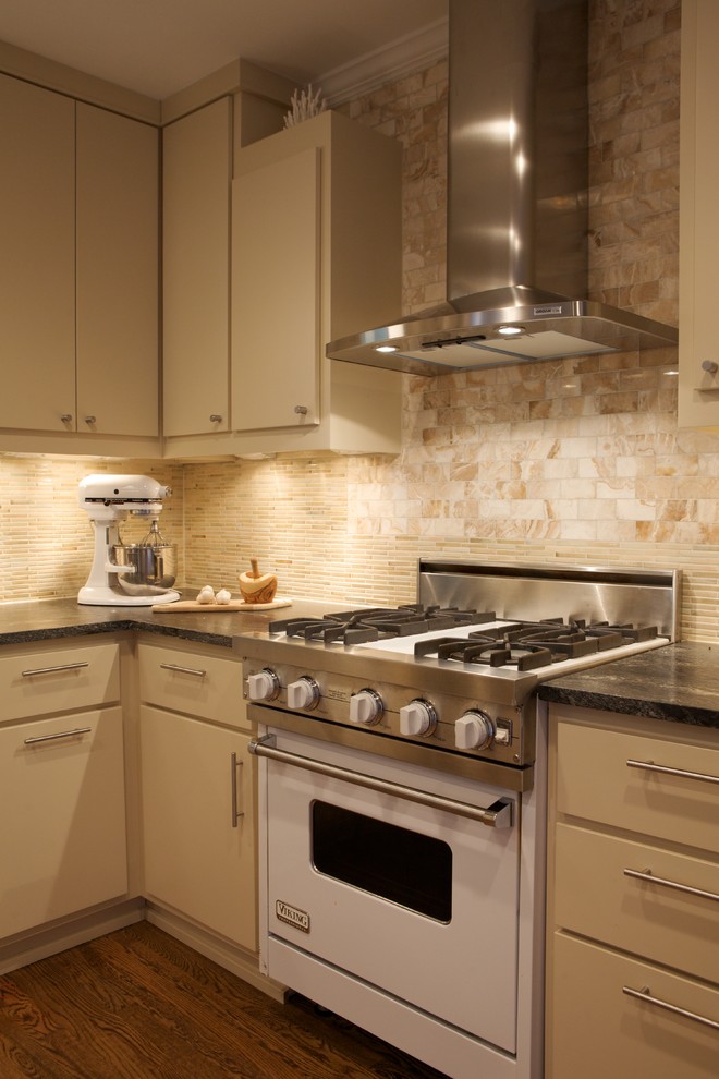 Moderne Küche mit weißen Elektrogeräten, flächenbündigen Schrankfronten, beigen Schränken, Küchenrückwand in Beige und Rückwand aus Steinfliesen in Raleigh