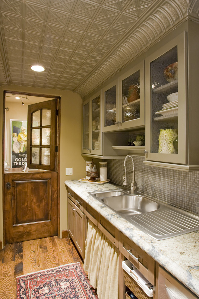 Klassische Küche mit Glasfronten, Einbauwaschbecken, Granit-Arbeitsplatte, Küchenrückwand in Grau und Rückwand aus Mosaikfliesen in Phoenix