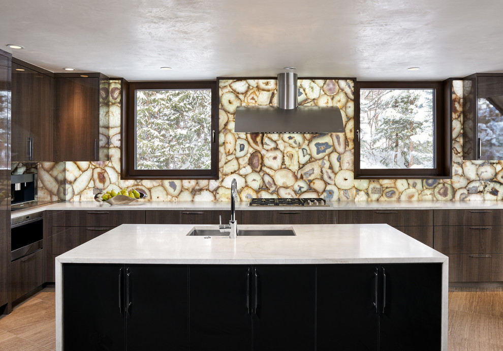 Immagine di un cucina con isola centrale eclettico con lavello sottopiano, ante lisce, ante in legno bruno, paraspruzzi multicolore e pavimento beige