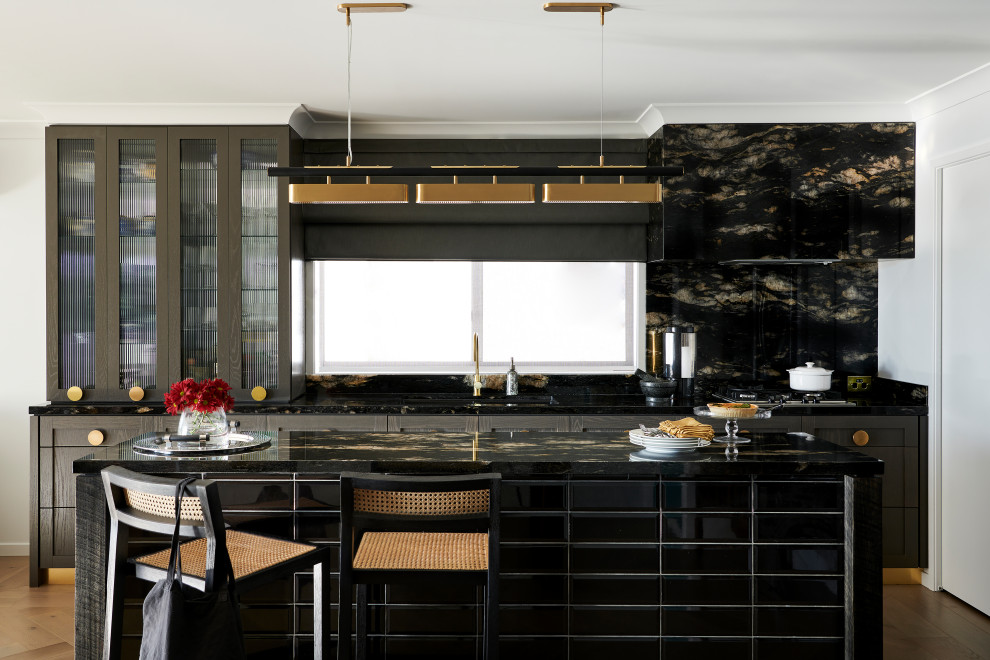 Inspiration för ett mellanstort eklektiskt svart svart kök, med en undermonterad diskho, luckor med infälld panel, grå skåp, granitbänkskiva, svart stänkskydd, rostfria vitvaror, mellanmörkt trägolv, en köksö och grått golv