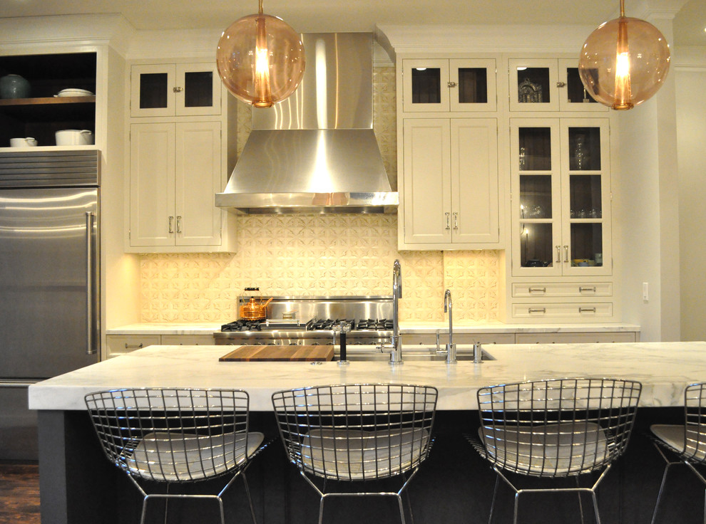 Imagen de cocina bohemia con armarios tipo vitrina, electrodomésticos de acero inoxidable y barras de cocina