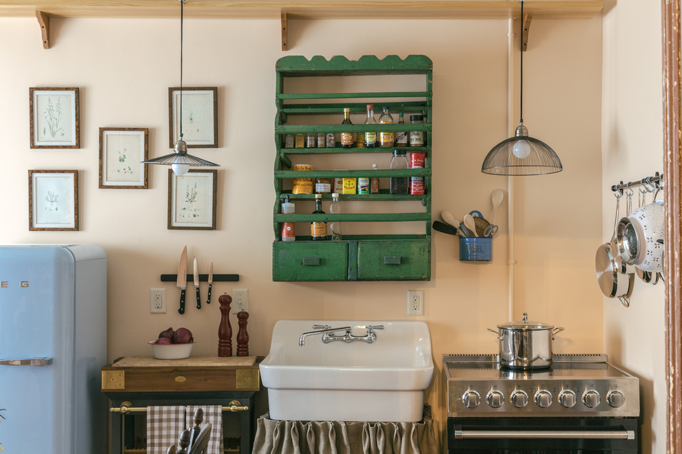 Exempel på ett shabby chic-inspirerat linjärt kök, med en rustik diskho, gröna skåp och färgglada vitvaror