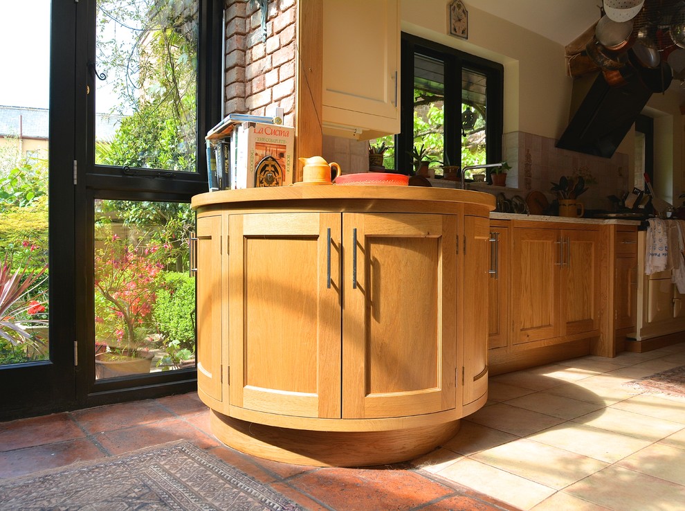 Пример оригинального дизайна: большая параллельная кухня-гостиная в стиле фьюжн с фасадами с утопленной филенкой, фасадами цвета дерева среднего тона, деревянной столешницей, черной техникой и полом из керамической плитки