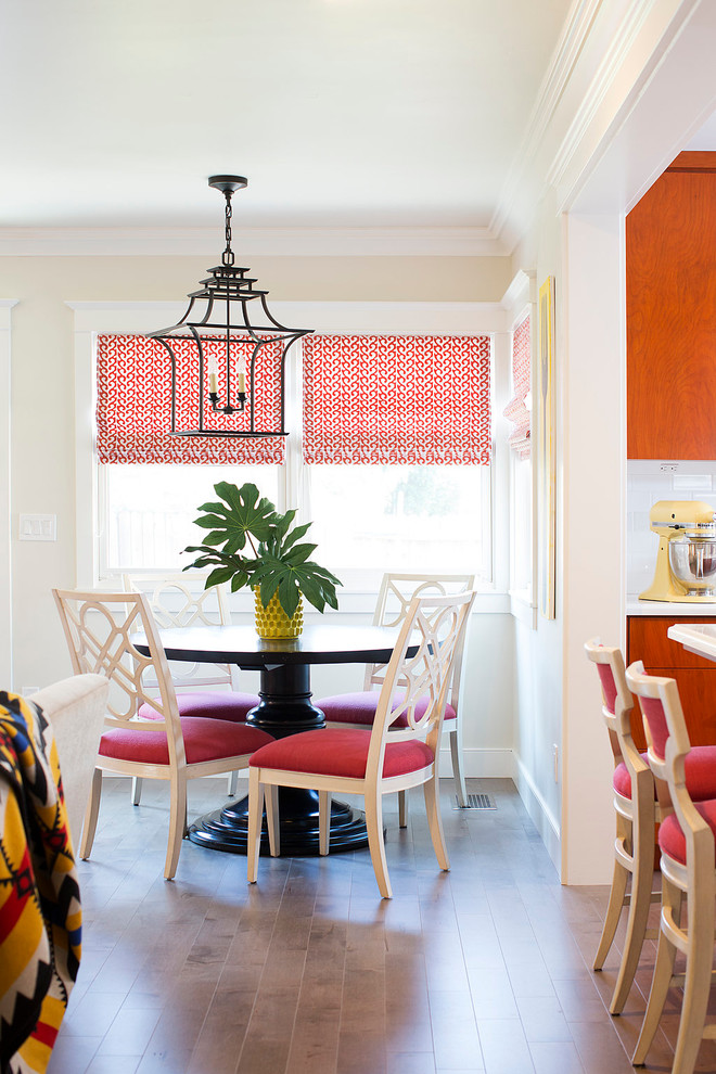 На фото: кухня среднего размера в стиле фьюжн с обеденным столом, плоскими фасадами, оранжевыми фасадами, белым фартуком, фартуком из плитки кабанчик, островом и полом из керамической плитки с