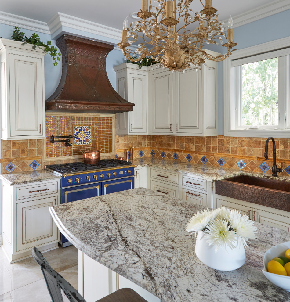 Exempel på ett avskilt, stort medelhavsstil grå grått u-kök, med en rustik diskho, luckor med upphöjd panel, vita skåp, granitbänkskiva, orange stänkskydd, stänkskydd i terrakottakakel, integrerade vitvaror, klinkergolv i porslin, en köksö och beiget golv