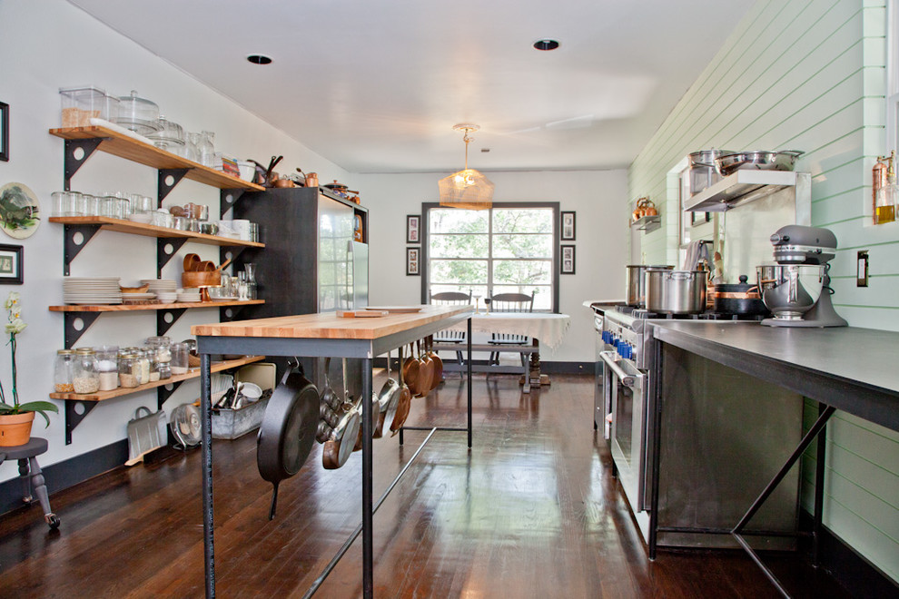 На фото: кухня в стиле шебби-шик с обеденным столом, деревянной столешницей и открытыми фасадами с