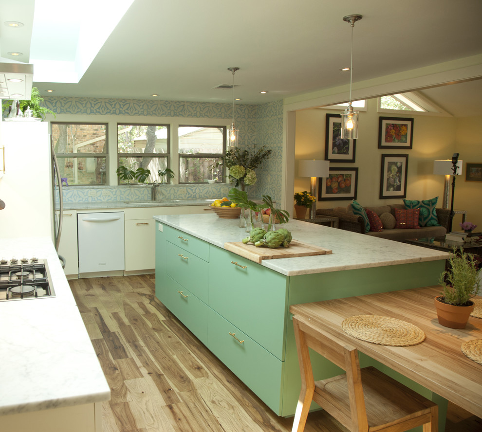 Stilmix Küche mit Marmor-Arbeitsplatte, weißen Elektrogeräten, flächenbündigen Schrankfronten, türkisfarbenen Schränken und Tapete in Austin