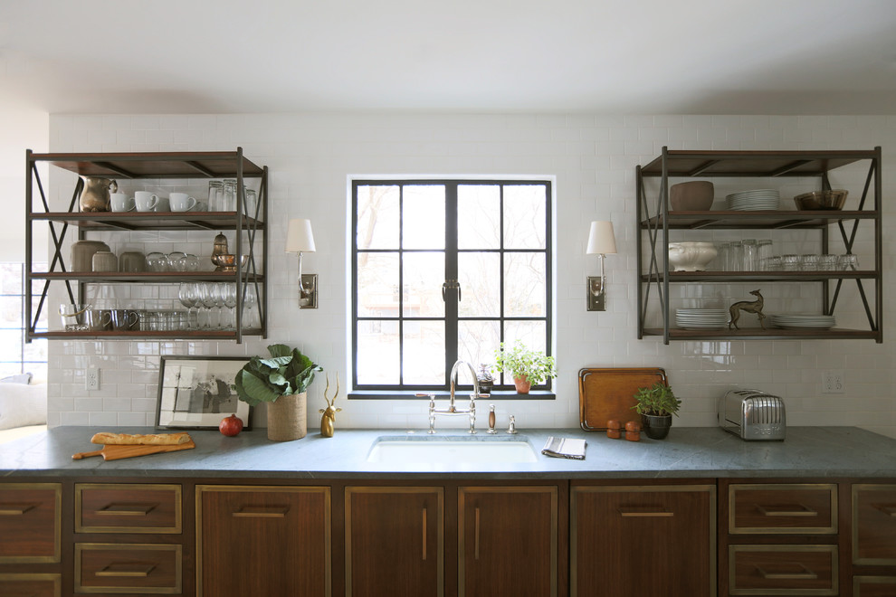 Eklektische Küche mit Rückwand aus Metrofliesen, Speckstein-Arbeitsplatte, Waschbecken, dunklen Holzschränken, Küchenrückwand in Weiß und offenen Schränken in Chicago