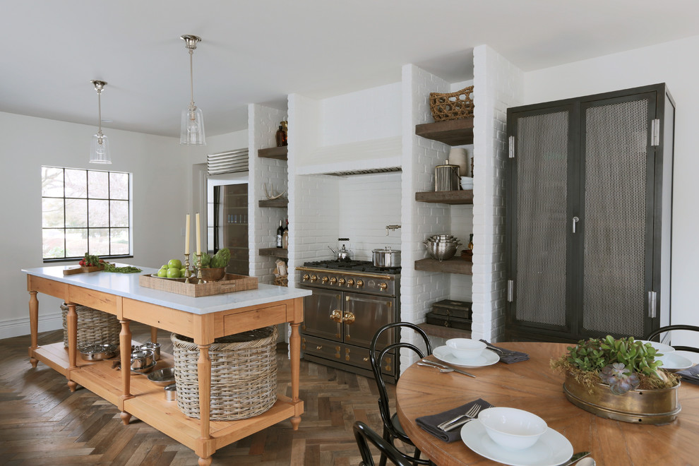 Idéer för att renovera ett eklektiskt kök och matrum, med färgglada vitvaror