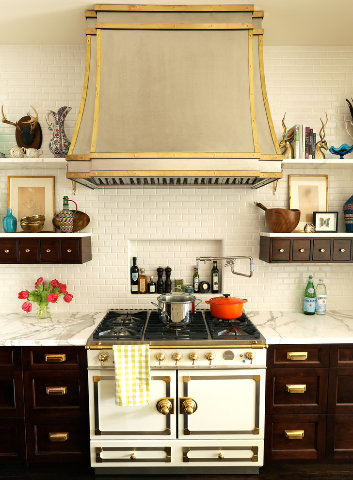 Imagen de cocina ecléctica con puertas de armario de madera en tonos medios, salpicadero beige y electrodomésticos blancos