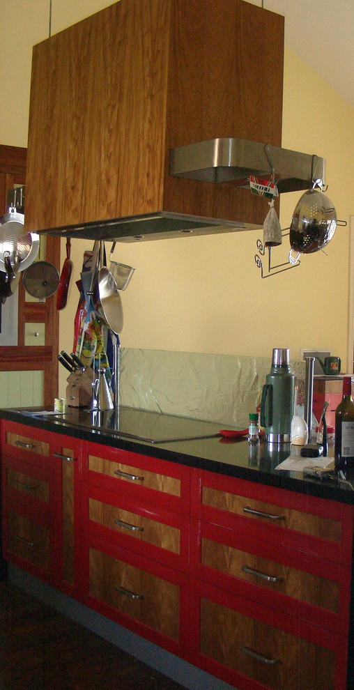 Bild på ett stort eklektiskt kök, med en undermonterad diskho, skåp i shakerstil, röda skåp, bänkskiva i kvarts, flerfärgad stänkskydd, glaspanel som stänkskydd, rostfria vitvaror, vinylgolv och flera köksöar
