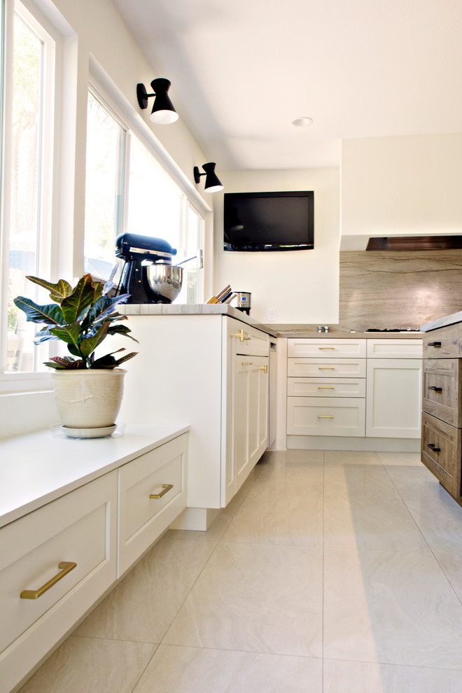 Mid-sized minimalist u-shaped ceramic tile and beige floor eat-in kitchen photo in San Diego with shaker cabinets, medium tone wood cabinets, quartzite countertops, gray backsplash, stone slab backsplash, stainless steel appliances, an island, gray countertops and an undermount sink
