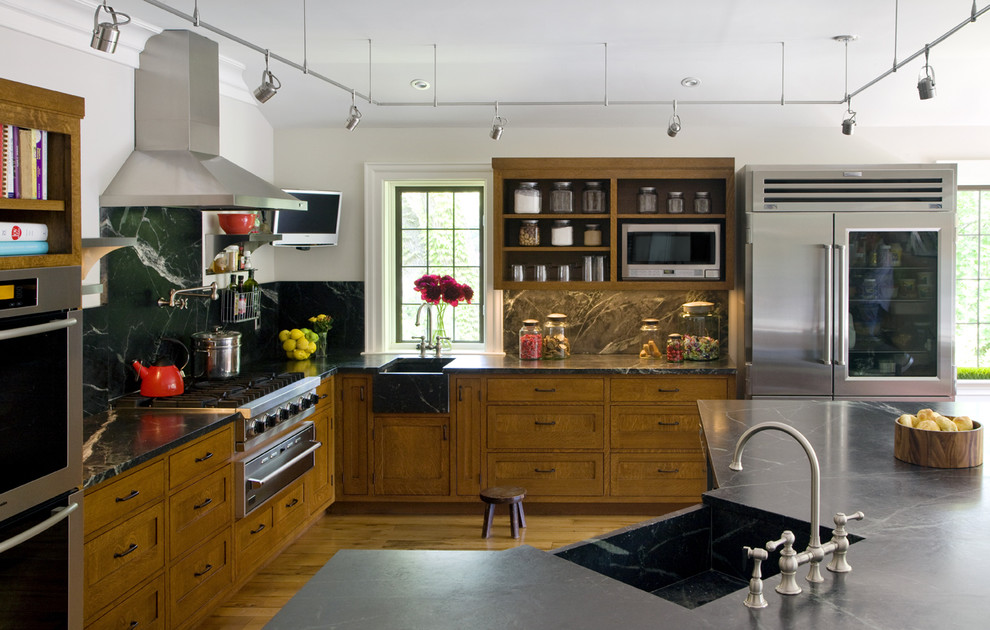 ボストンにあるトラディショナルスタイルのおしゃれなキッチン (シングルシンク、中間色木目調キャビネット、ソープストーンカウンター、緑のキッチンパネル、石スラブのキッチンパネル、シルバーの調理設備) の写真