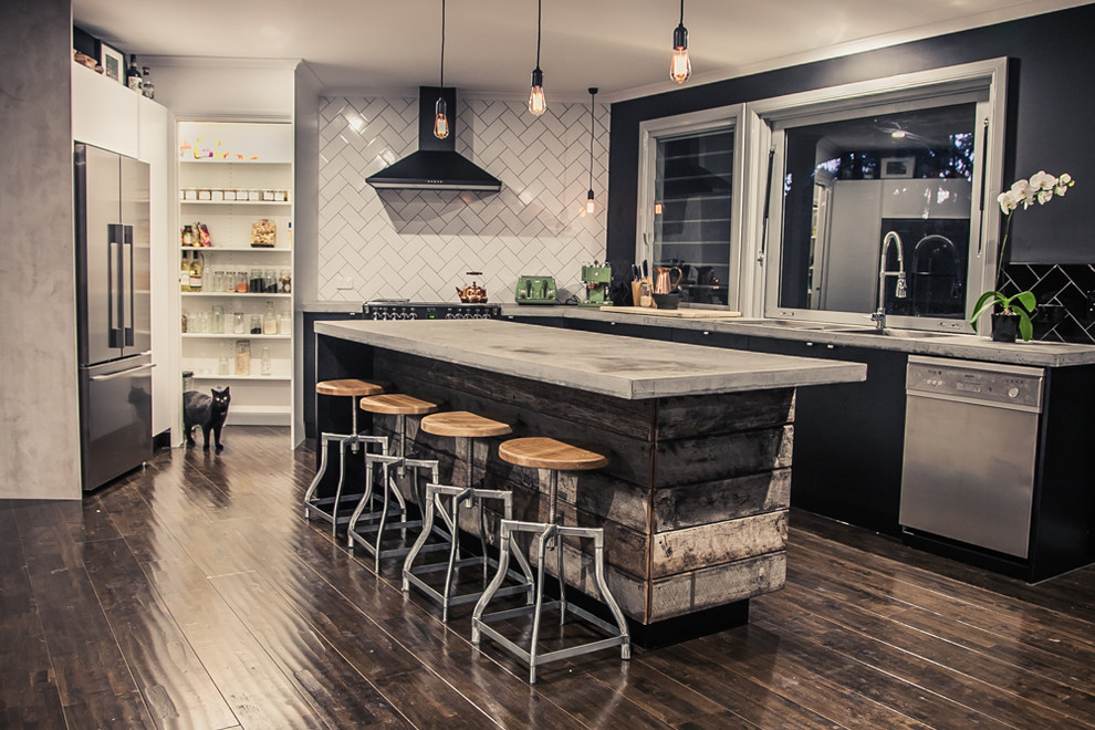 サンシャインコーストにある広いエクレクティックスタイルのおしゃれなキッチン (ダブルシンク、コンクリートカウンター、白いキッチンパネル、サブウェイタイルのキッチンパネル、濃色無垢フローリング) の写真