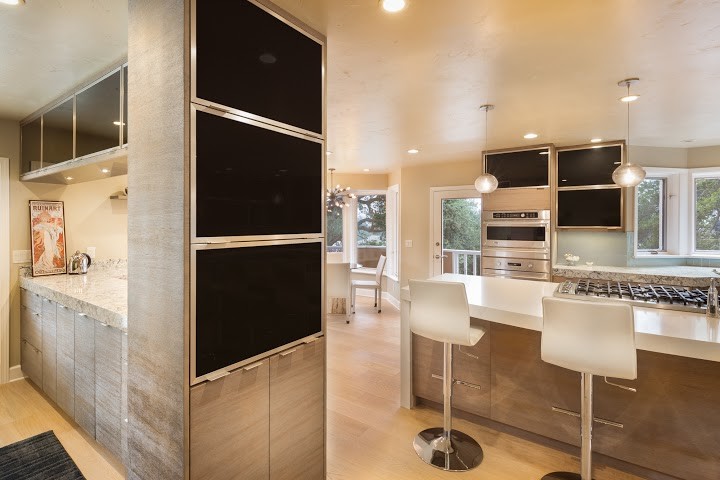 Große Eklektische Wohnküche mit Glasfronten, schwarzen Schränken, Quarzwerkstein-Arbeitsplatte, Küchengeräten aus Edelstahl und Kücheninsel in San Francisco