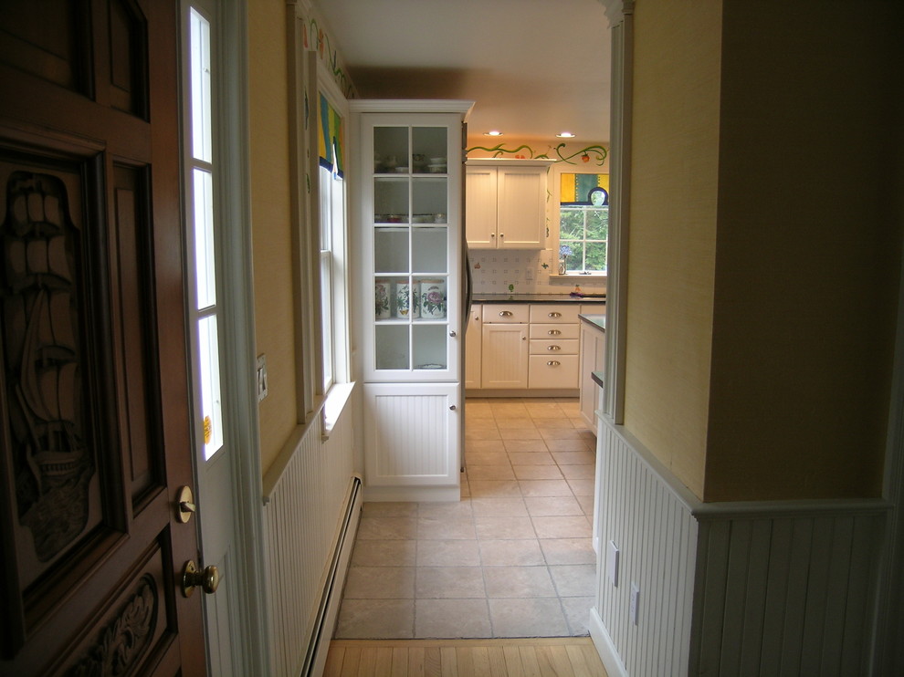 Foto på ett stort lantligt kök, med en undermonterad diskho, luckor med lamellpanel, vita skåp, granitbänkskiva, vitt stänkskydd, stänkskydd i porslinskakel, rostfria vitvaror, klinkergolv i keramik och en köksö