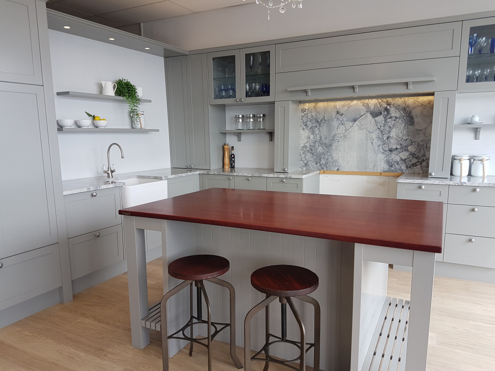 На фото: угловая кухня-гостиная среднего размера в классическом стиле с деревянной столешницей, островом и красной столешницей с