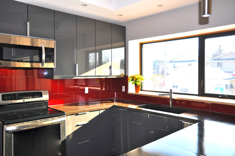 Immagine di una cucina minimal con lavello sottopiano, ante lisce, ante grigie, top in cemento, paraspruzzi rosso, paraspruzzi con piastrelle di vetro e elettrodomestici in acciaio inossidabile