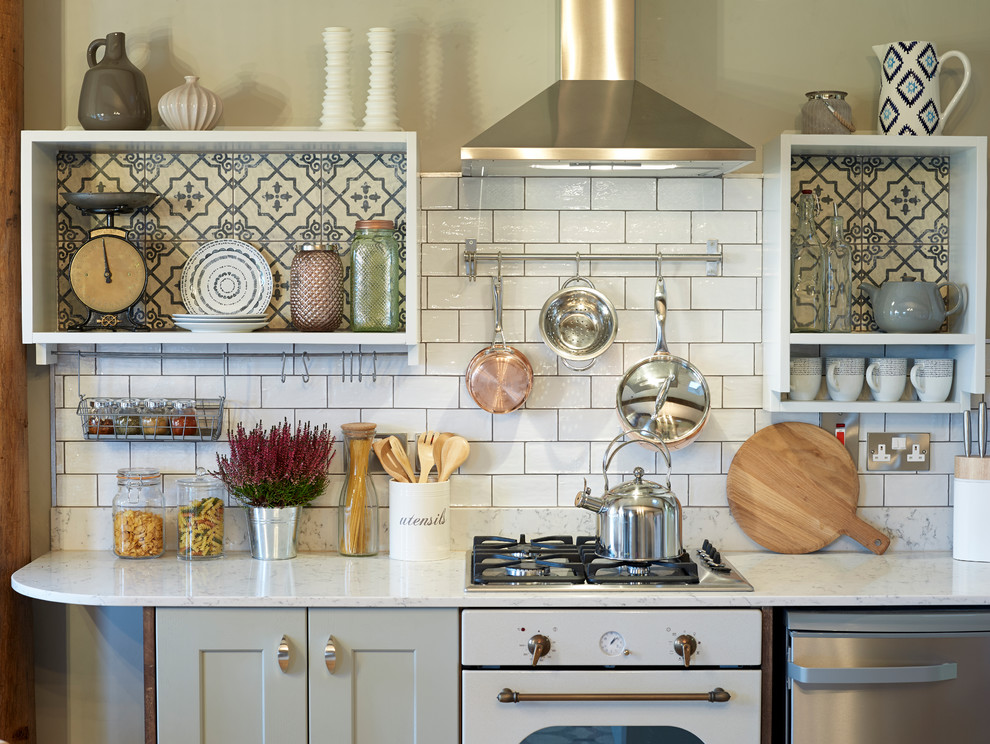 Urige Küche mit Unterbauwaschbecken, grauen Schränken, Quarzit-Arbeitsplatte, Küchenrückwand in Weiß, Rückwand aus Keramikfliesen und braunem Holzboden in Sonstige