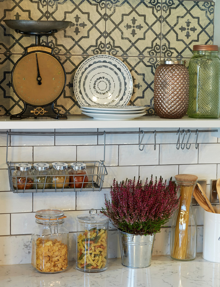 Urige Küche mit Unterbauwaschbecken, grauen Schränken, Quarzit-Arbeitsplatte, Küchenrückwand in Weiß, Rückwand aus Keramikfliesen und braunem Holzboden in Sonstige