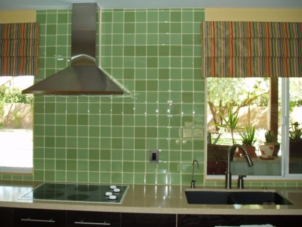 Esempio di una cucina minimalista di medie dimensioni con lavello sottopiano, ante lisce, ante in legno bruno, top in quarzo composito, paraspruzzi verde, paraspruzzi con piastrelle di vetro, elettrodomestici bianchi e pavimento in sughero