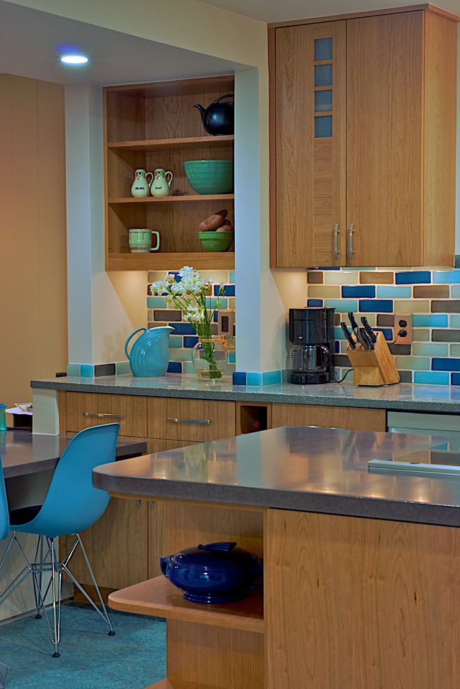 Klassische Küche mit Betonarbeitsplatte, bunter Rückwand, flächenbündigen Schrankfronten, hellbraunen Holzschränken und Rückwand aus Metrofliesen in Washington, D.C.