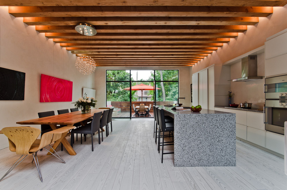 Moderne Wohnküche mit flächenbündigen Schrankfronten und weißen Schränken in Montreal