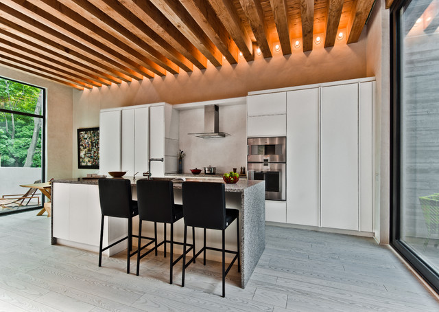 Un apartamento con cocina abierta y vigas vistas de madera